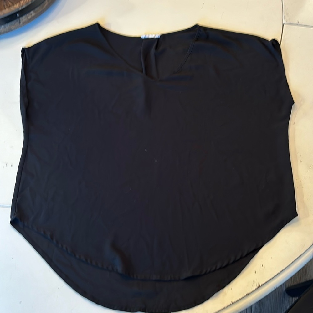 🌺Lush Black Top with Elegant Design and Versatile Style